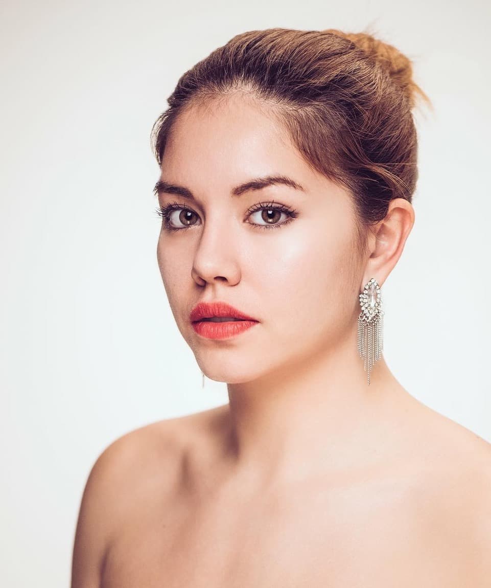 Elegant kvinna med örhängen