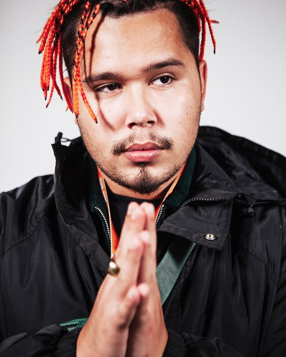 Artist porträtt med röda flätor