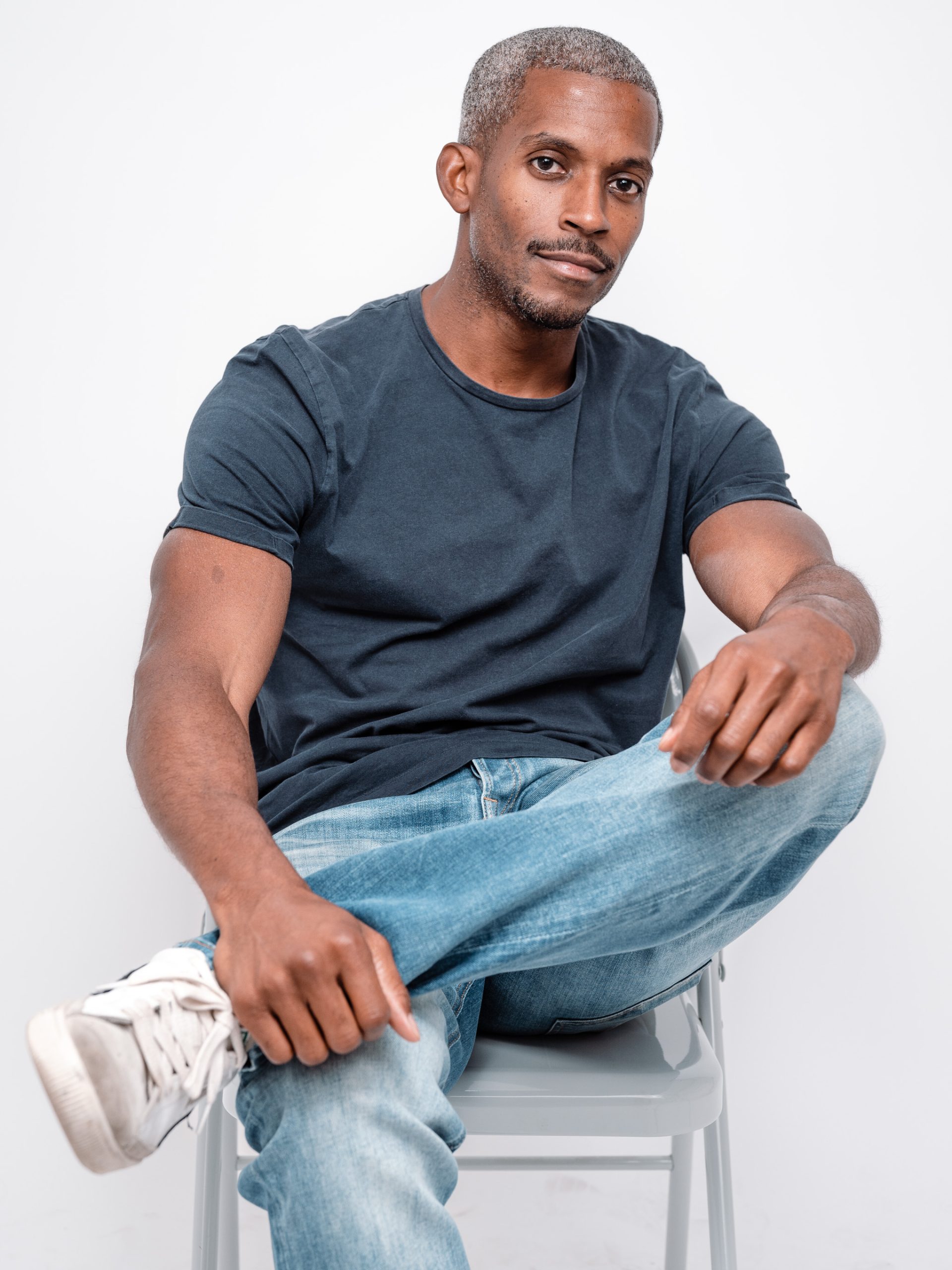 Avslappnad fotografering framför kameran